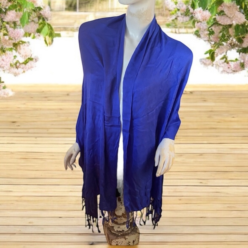🤑 10/$100 Bloomingdale’s Boho chic bohemian blue fringe thin knit scarf